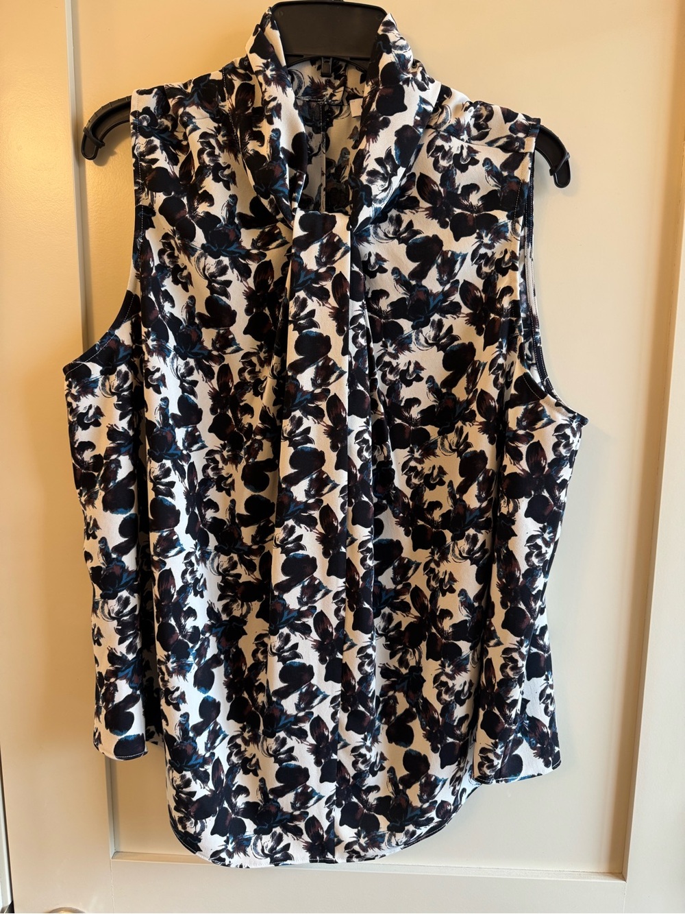 Nordstrom Black and White Floral High-Neck Sleeveless Top
